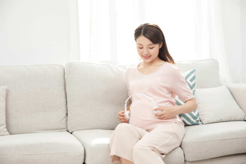 thai nhi nghe nhạc